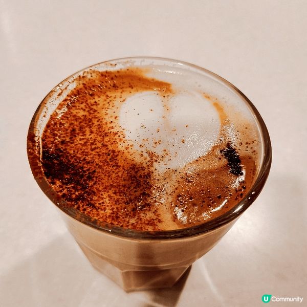 以上3杯咖啡係我自己親手製作的咖啡，運用咗拉花技巧及有心形款...