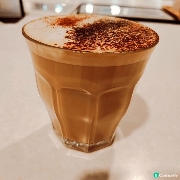 以上3杯咖啡係我自己親手製作的咖啡，運用咗拉花技巧及有心形款...