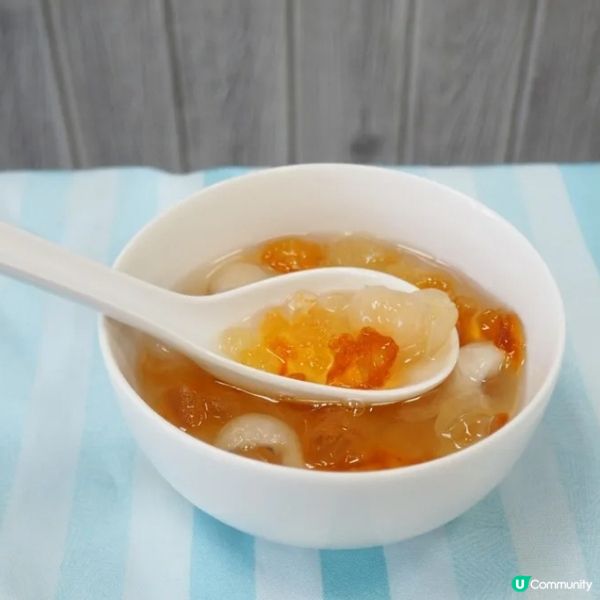 椰汁桃膠雪蓮子糖水

