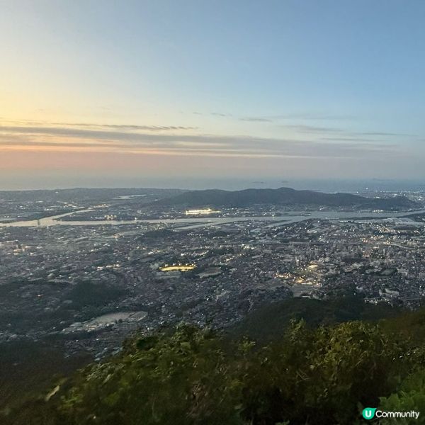 到達皿倉山纜車山麓站後,購買來回車費¥1230乘纜車上山,中...