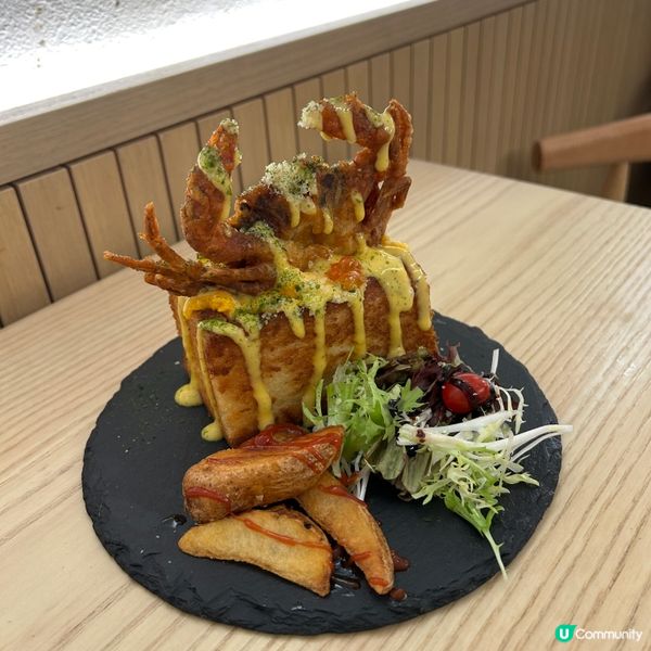 金沙軟殼蟹三文魚子海鮮沙律盒子吐司