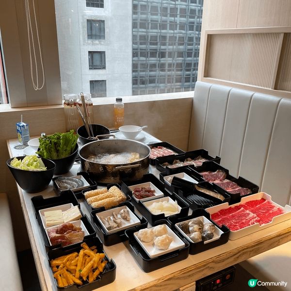 餐廳環境好闊落, 有19款唔同的養生湯底選擇, 適合不同口味...
