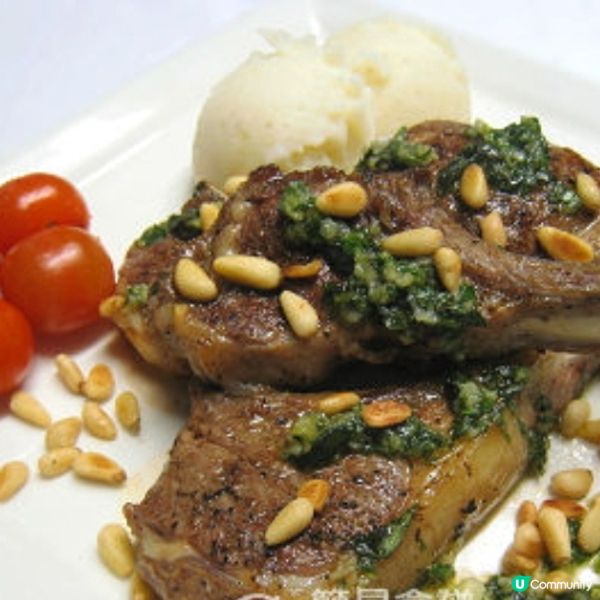 煎羊扒配蒜蓉牛油汁

