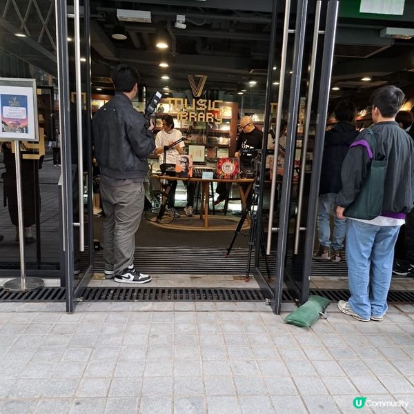 黃志淙出現在李惠利知專