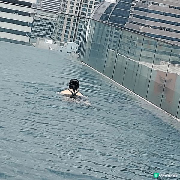 泰國曼谷之行, 攝於地震前一天, 泳池位於 Sindhorn...