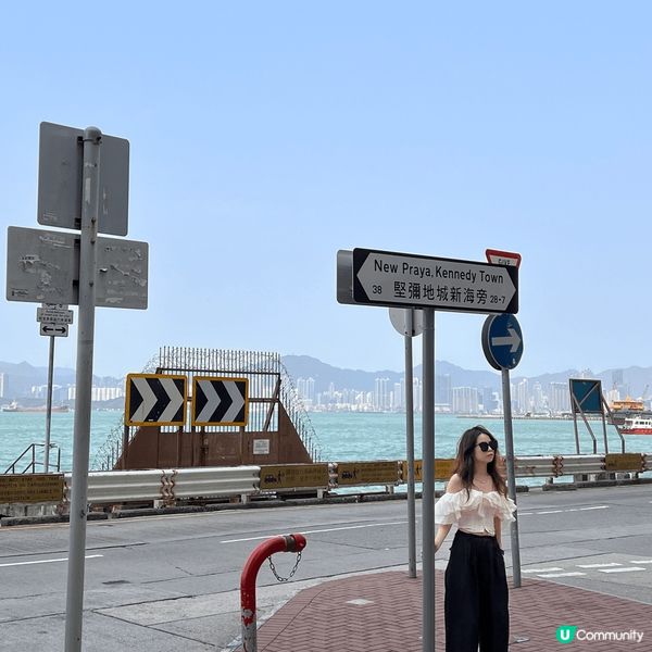 第一張相是在堅尼地城海傍拍的，那裏是內地遊客的拍照熱點非常人...