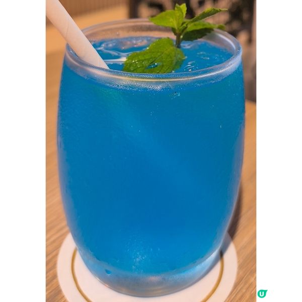 葵興KCC商場有一間cafe+樓上酒吧性格比高