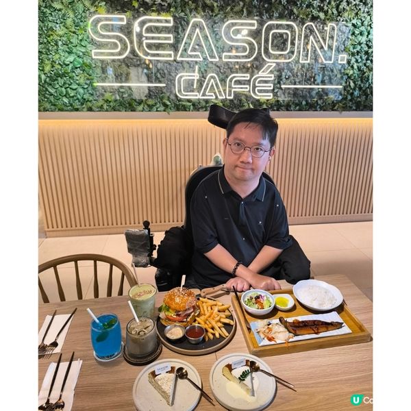 葵興KCC商場有一間cafe+樓上酒吧性格比高