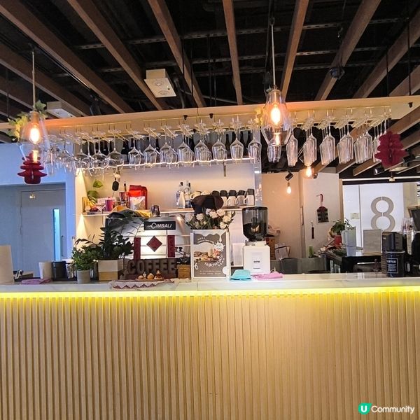 葵興KCC商場有一間cafe+樓上酒吧性格比高