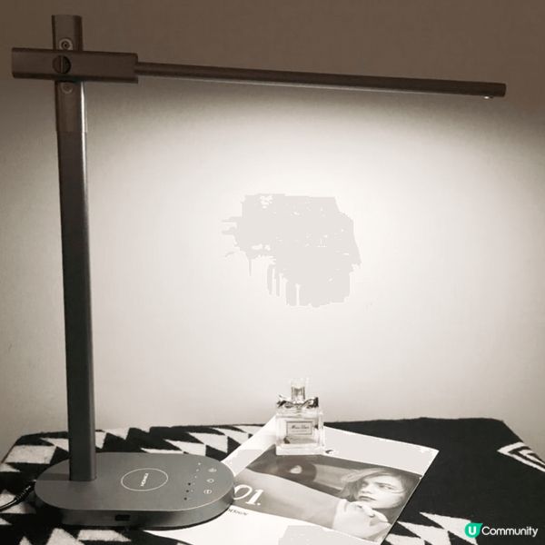 呢款枱燈集照明同無線充電功能於一身，柔和燈光可調節光度，睇書...