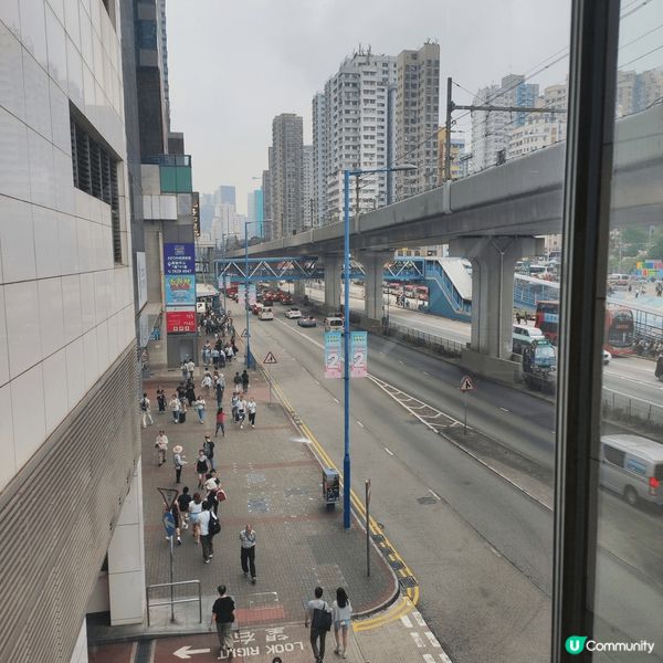 香港的高樓大廈和天橋令人覺得站在地上的行人如螞蟻一般