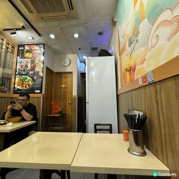 染完髮已經好夜，勁肚餓，無意中發現咗附近有間都幾多好評嘅小窩...