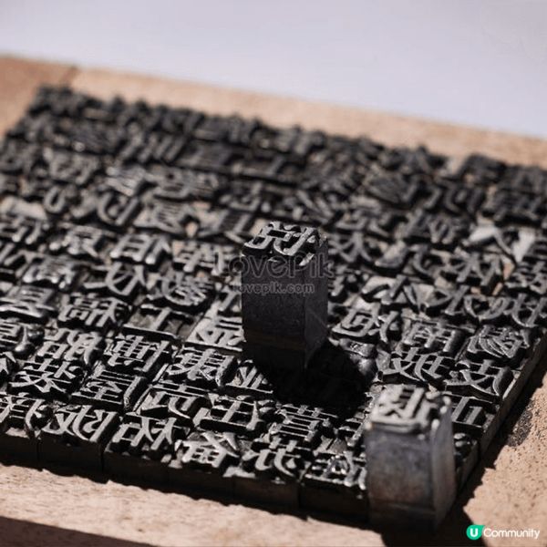 我介紹係荃灣楊屋道街其中一間舊式雜貨鋪，還有古老雞毛掃賣，真...