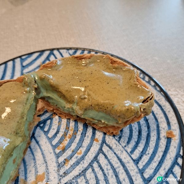 路過佐敦嘉多娜餅店，打算買開心果燒餅，剛好遇到開心果流心撻出...