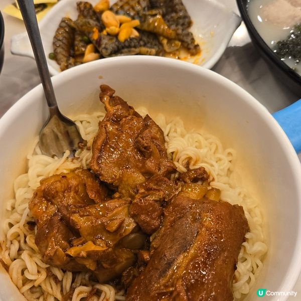 豬軟骨撈公仔麵配豬肉丸紫菜湯