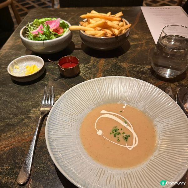 The Grill Room是城中的人氣扒房,提供高質素的牛...