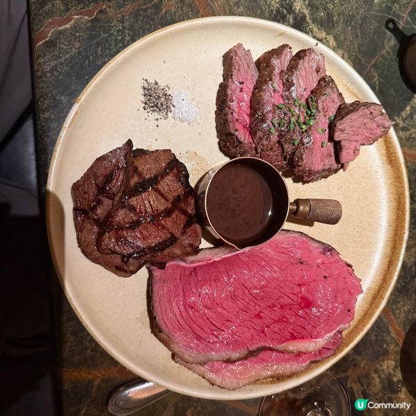 The Grill Room是城中的人氣扒房,提供高質素的牛...