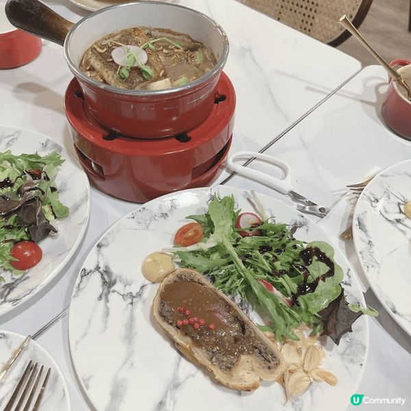 Fast Gourmet 海鮮塔，流心牛角包，環境休閒，食物...