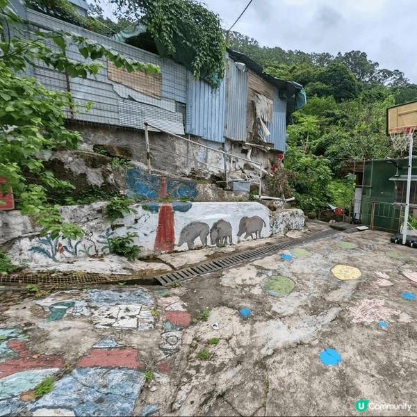 位於荃灣荃錦公路南段的光板田村好多壁畫彩虹樓梯等等, 係村民...
