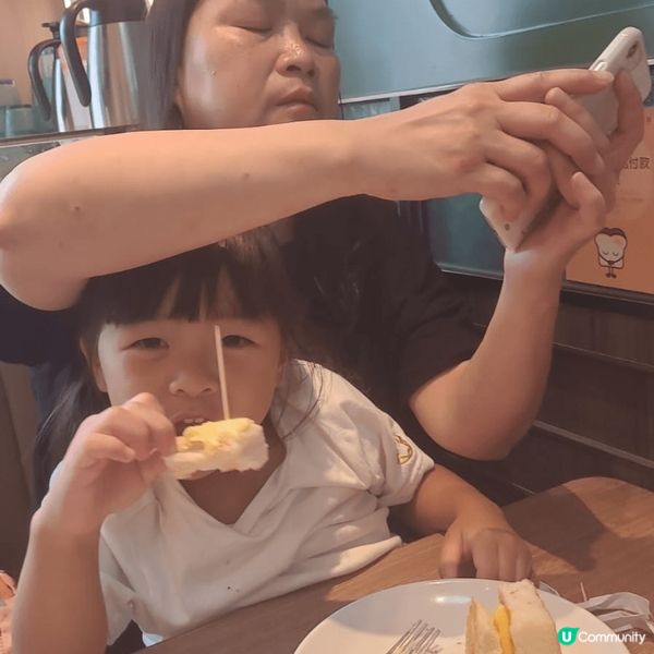 囡囡最愛係留港消費，去老店，茶記食好西，去海洋公園玩水上樂園...