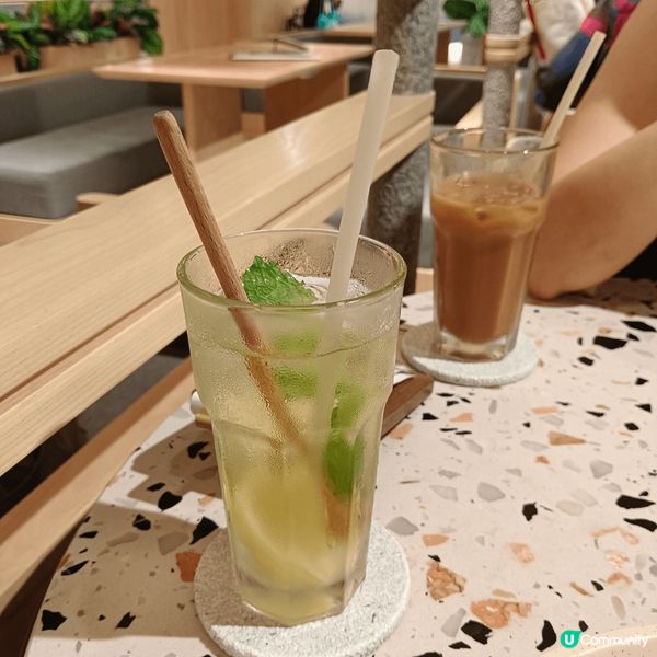 朋友話今日下晝唔使返office，不如出嚟食個tea，我哋就...