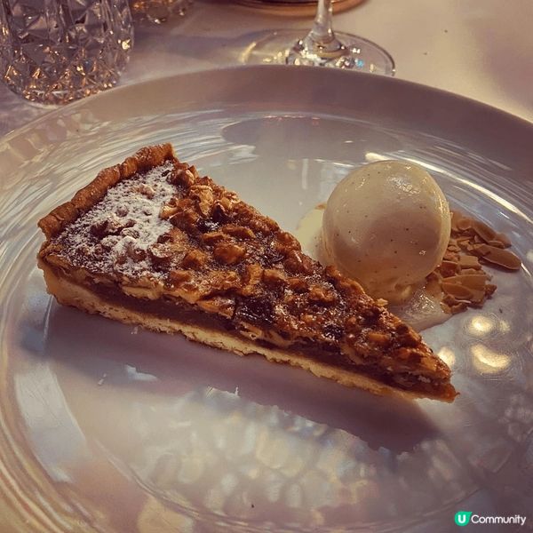 仙后餐廳，上面馬賽克玻璃天花真係超靚，好似真係歌劇院咁，啱晒...