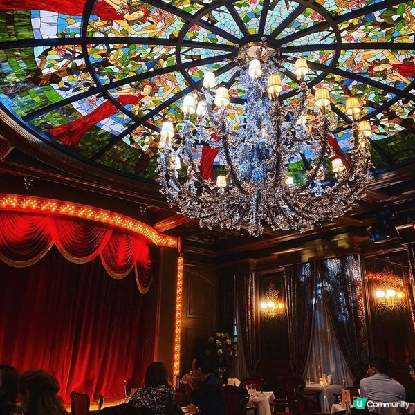 仙后餐廳，上面馬賽克玻璃天花真係超靚，好似真係歌劇院咁，啱晒...
