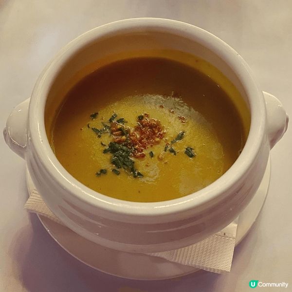 仙后餐廳，上面馬賽克玻璃天花真係超靚，好似真係歌劇院咁，啱晒...