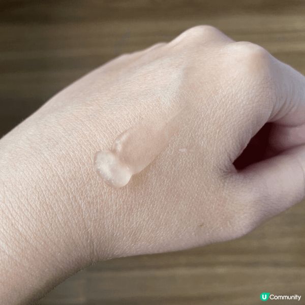 Solone 補水柔焦妝前精華質地輕盈水潤，能迅速為肌膚補充...