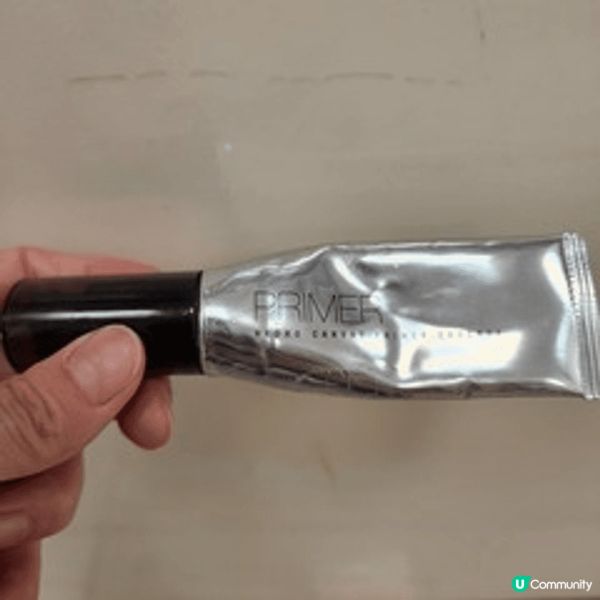 Solone 補水柔焦妝前精華質地輕盈水潤，能迅速為肌膚補充...