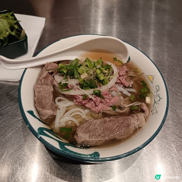 觀塘apm的錦麗越南牛肉粉專門店，算是比較大眾化的餐廳，平日...