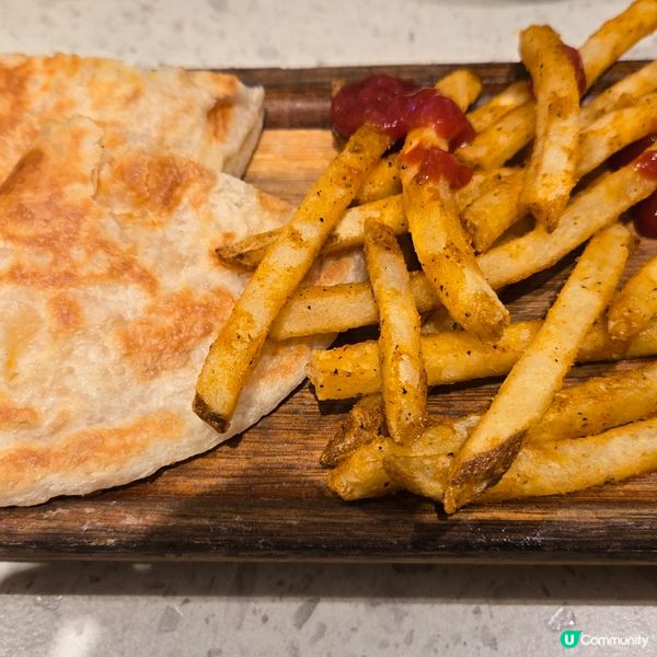 芝士火腿手抓餅配脆炸薯條😏