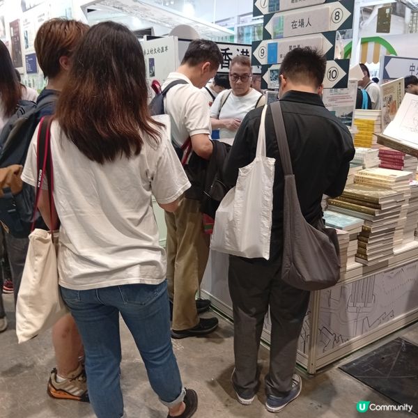  風雨不改睇書展！📚 8號波即將來臨都照去！🌪️