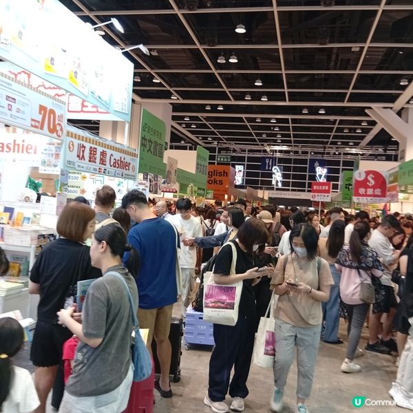  風雨不改睇書展！📚 8號波即將來臨都照去！🌪️