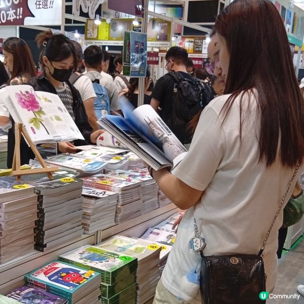  風雨不改睇書展！📚 8號波即將來臨都照去！🌪️