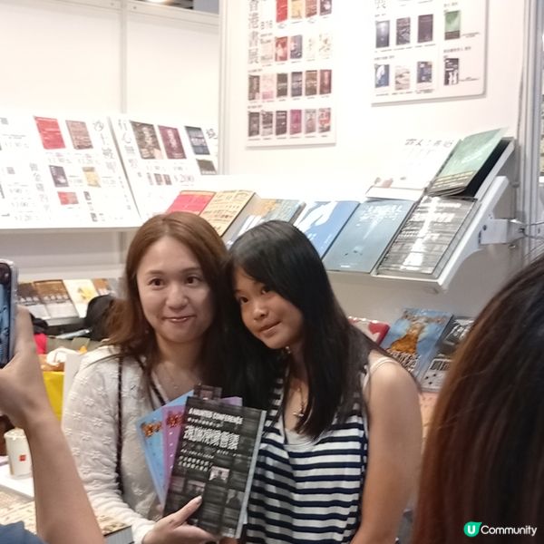  風雨不改睇書展！📚 8號波即將來臨都照去！🌪️