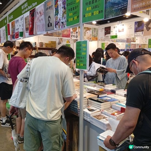  風雨不改睇書展！📚 8號波即將來臨都照去！🌪️