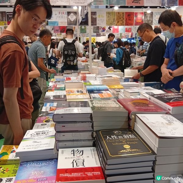  風雨不改睇書展！📚 8號波即將來臨都照去！🌪️