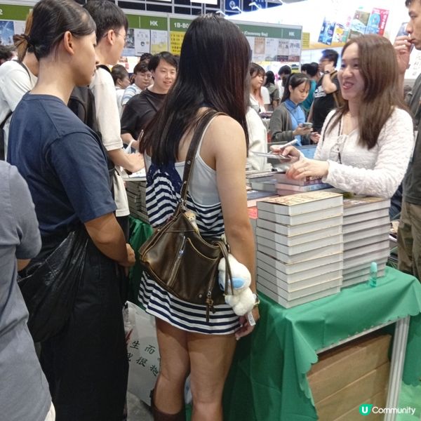  風雨不改睇書展！📚 8號波即將來臨都照去！🌪️