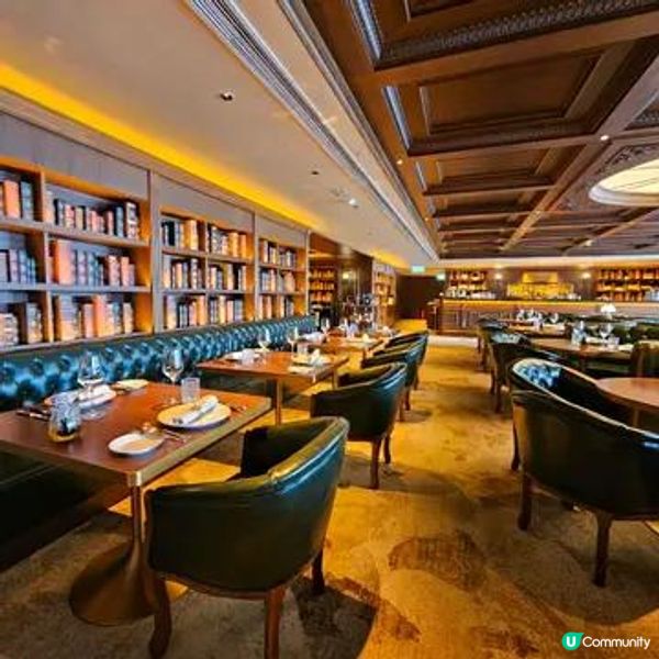 置身於古典書室中進餐