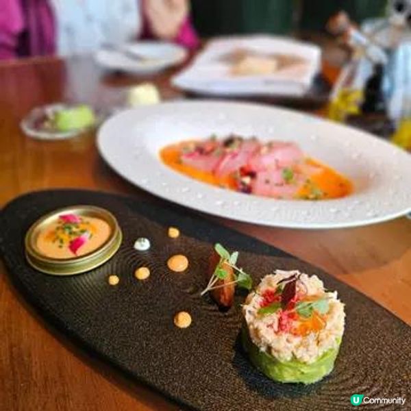 置身於古典書室中進餐