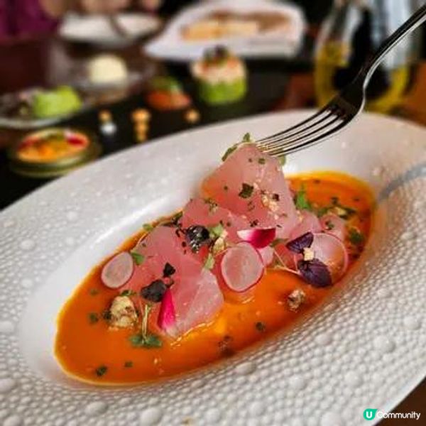 置身於古典書室中進餐