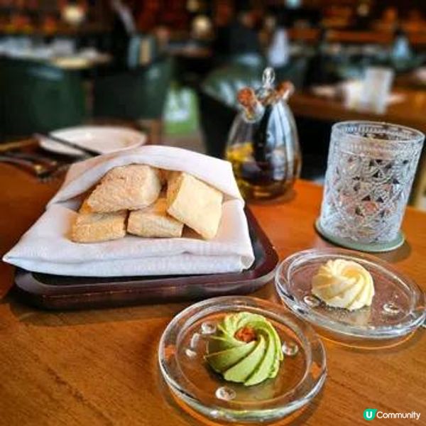 置身於古典書室中進餐