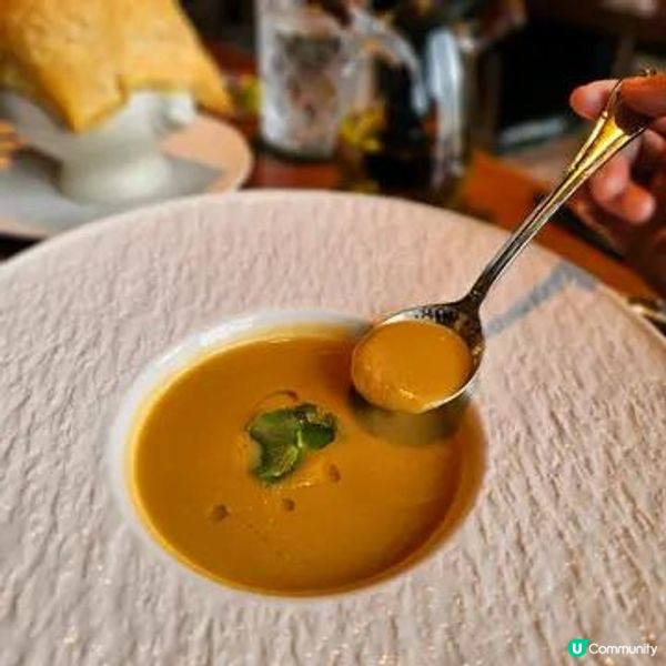 置身於古典書室中進餐