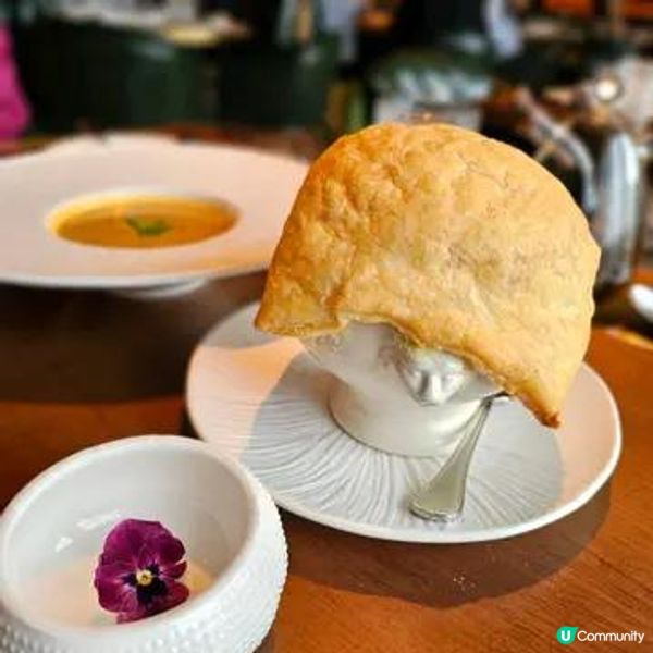 置身於古典書室中進餐