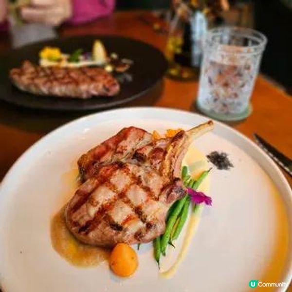 置身於古典書室中進餐