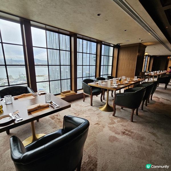 置身於古典書室中進餐