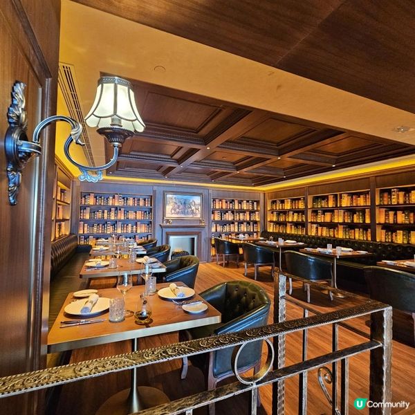 置身於古典書室中進餐