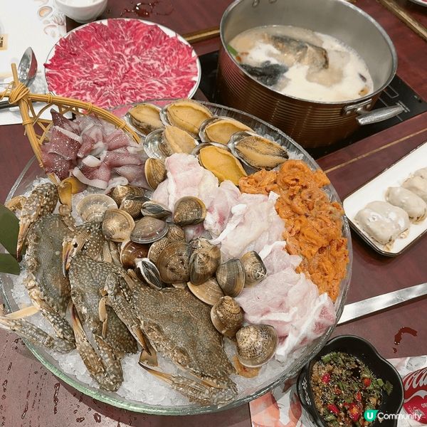 與一班舊朋友一起在九龍區的一家酒家吃無限時任食的港式打邊爐。...