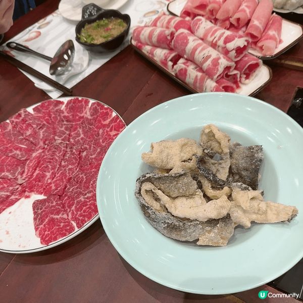 與一班舊朋友一起在九龍區的一家酒家吃無限時任食的港式打邊爐。...